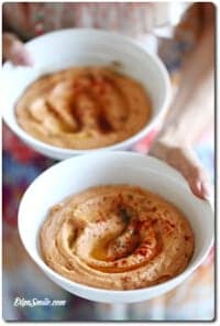 Hummus z pomidorami